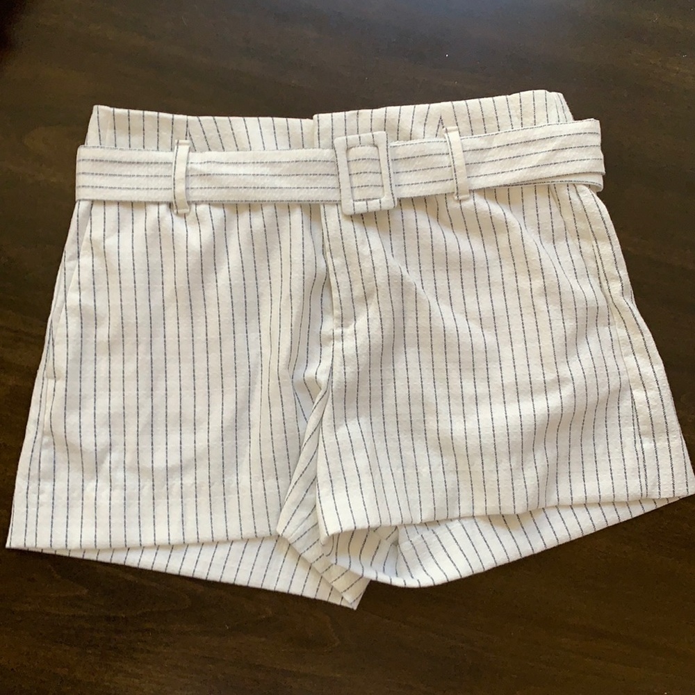 NWOT Banana Republic white shorts w navy pinstripes flat front, belted shorts💕